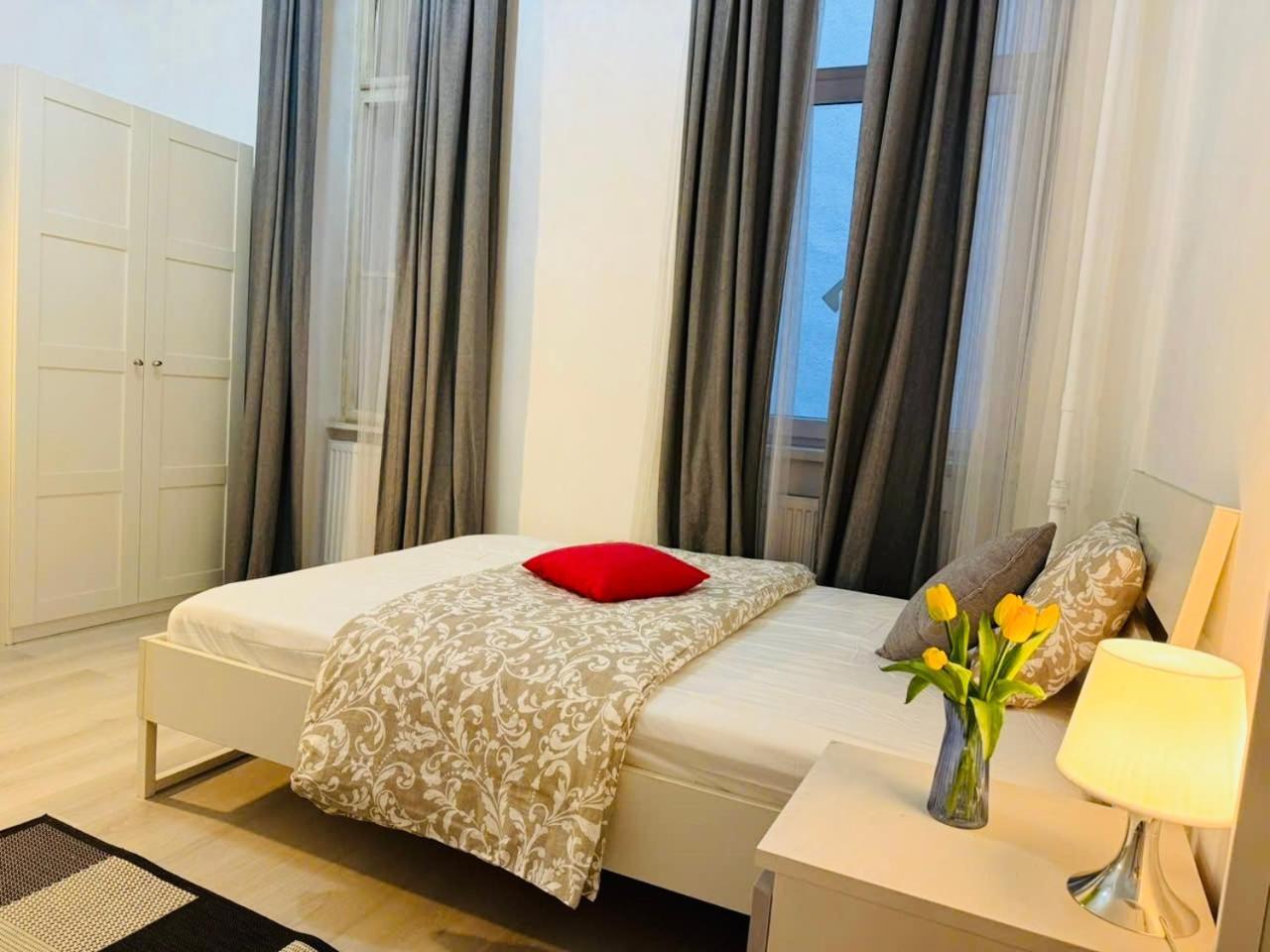 Modern 3br In Centre, 3 Min From Oktogon Appartement Budapest